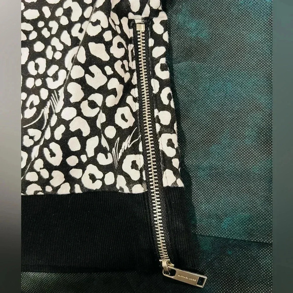 🔥Michael Kors Sweatshirt Top🔥 - Picture 3 of 7